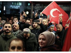 Bakan Çavuşoğlu'na Berlin'de coşkulu karşılama