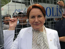 Akşener'den tabut başında siyaset