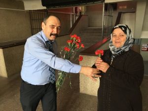 Mübaşirden "Kadınlar Günü" kutlaması