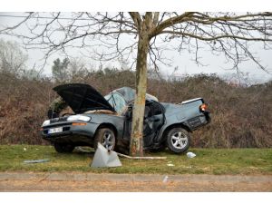 GÜNCELLEME - Kocaeli'nde otomobil ağaca çarptı: 2 ölü