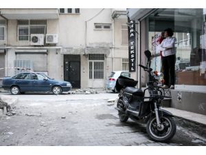 Üzerine cam korkuluk düşen motosiklet sürücüsü yaralandı