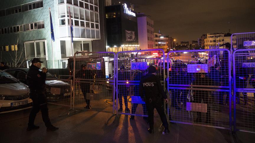 Hollanda'nın Türkiye temsilciliklerine giriş ve çıkışlar kapatıldı