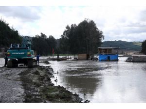Sular altında kalan çiftlikte tavuklar telef oldu