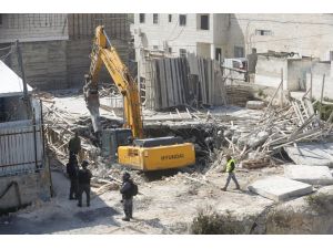 İsrail Filistinlilere ait bir binayı yıktı
