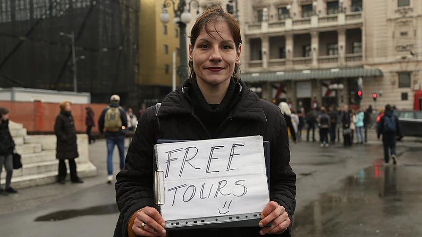 Ücretsiz turist gezdirip geçimini bahşişle sağlıyor