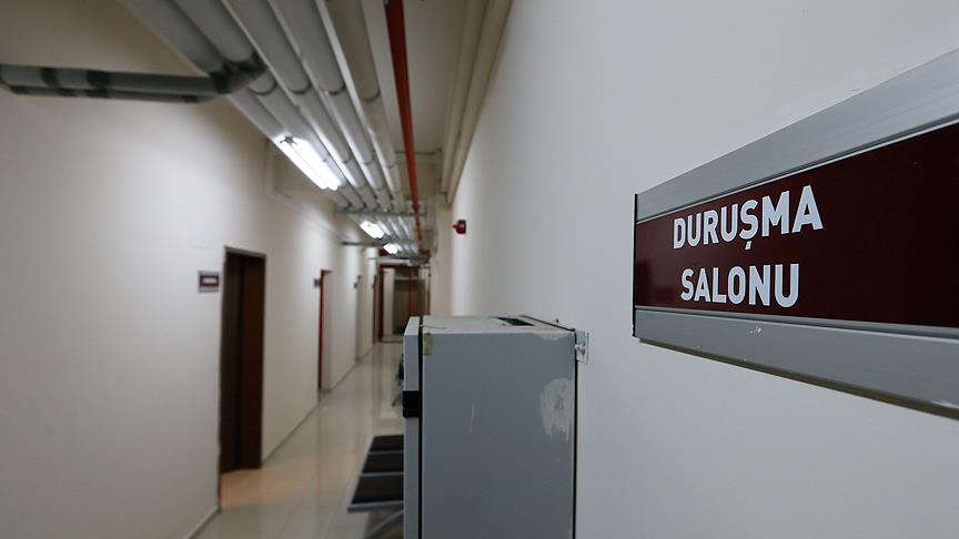 Darbeci amiral, astsubayın kafasına silah dayamış