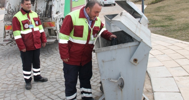 Elazığ'da çöp poşeti ağır gelince fark ettiler