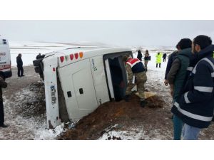 Cenazeden dönenleri taşıyan midibüs devrildi: 2 ölü, 5 yaralı