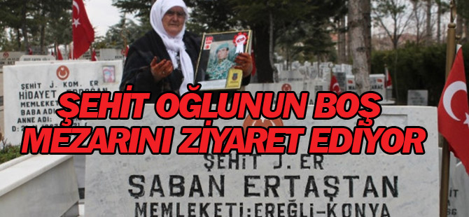Şehit Oğlunun Boş Mezarını Ziyaret Ediyor