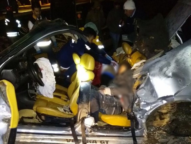 Konya'da otomobil elektrik direğine çarptı: 2 ölü, 2 yaralı