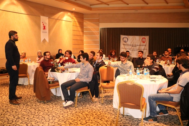 Üniversiteli gençler eleştirel düşünme eğitimi aldı