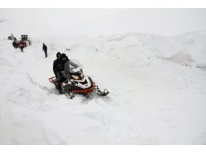 Doğu'da karla mücadele sürüyor