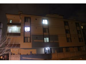 İstinat duvarı yıkıldı, 3 katlı bina boşaltıldı