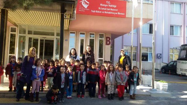Çocuklar, yaşlıların yüzünü güldürdü