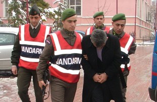 Kendini subay olarak tanıtıyordu