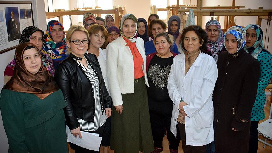 Bilecik bezinden "Kayı" logolu şal üretiyorlar