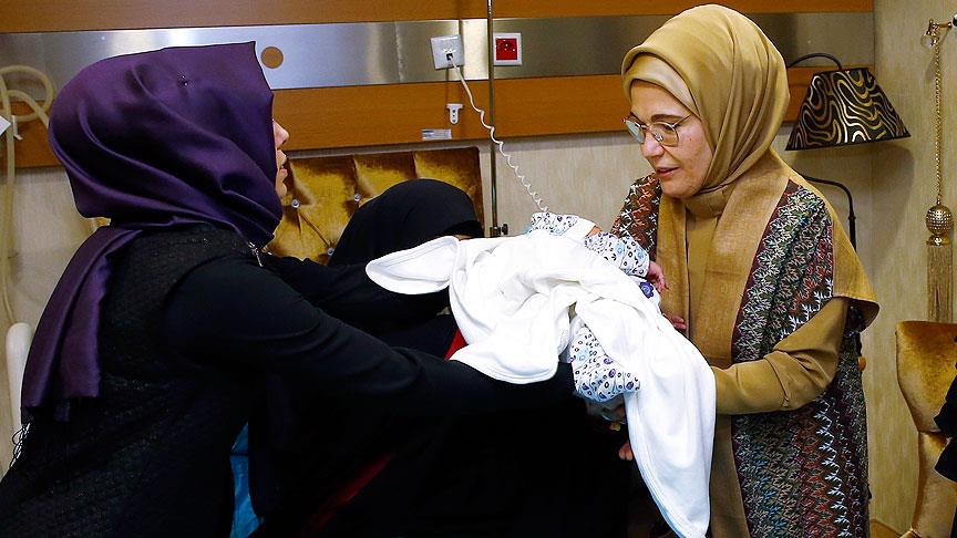 Emine Erdoğan'dan şehit bebeğine ziyaret