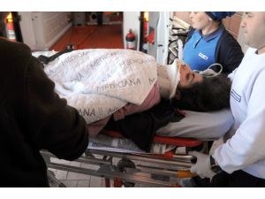 Eşarbını halı dokuma makinesine kaptırdı