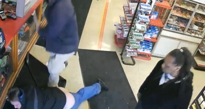 Kadın yumruğuyla adamı yere serdi.