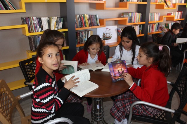 Cumhuriyet Ortaokulu kütüphaneye kavuştu