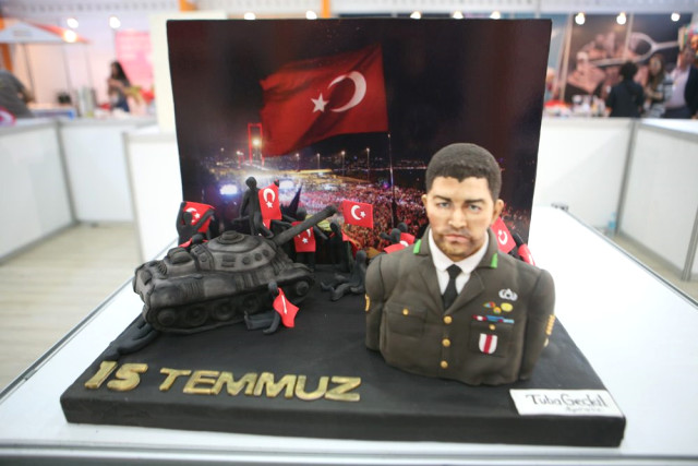 Şehidin Pastasını Yapan Kadın Kendini Savundu: Yenmeyecek ki, Şov Amaçlı