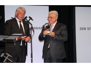 Almanya'da Filistin Devlet Başkanı Abbas'a ödül