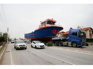 Tekne taşıyan tır arıza yapınca trafik durdu