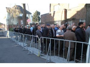 Avrupa'daki Türkler halk oylaması için sandık başında