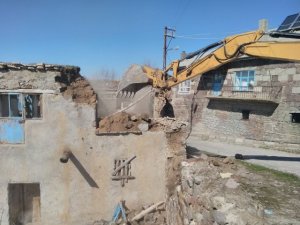 Seydişehir’de metruk binalar yıkılıyor