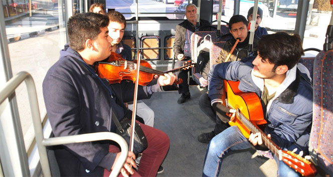 Halk otobüsünde sazlı sözlü yolculuk