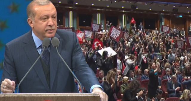 Müjdeyi Verdi, Tüm Salon Ayakta Alkışladı