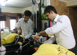 Kişiye özel kuaför hizmeti sunuyor