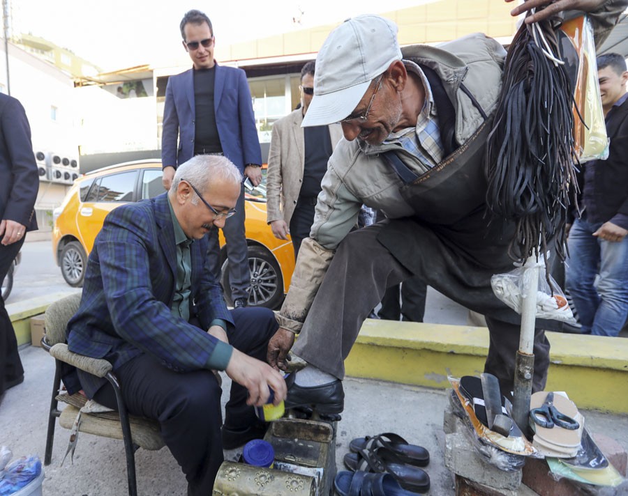 Bakan Elvan Boya Sandığının Başına Geçip Ayakkabı Fırçaladı
