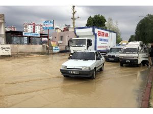 İş makinesi kepçesine binerek minibüs ittiler