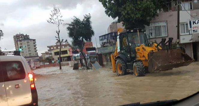 Mersin'de şiddetli yağış hayatı olumsuz etkiledi