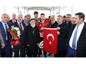 Şampiyon güreşçiye coşkulu karşılama