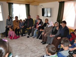 Ana sınıfı öğrencilerden yaşlı yaşam merkezine ziyaret