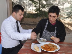 Down sendromlu komi ile görme engelli bulaşıkçının dayanışması