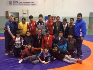 Minik pehlivanlar madalya ile döndü