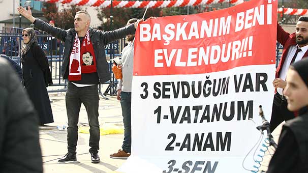 Pankart açarak Erdoğan’dan kendisini evlendirmesini istedi