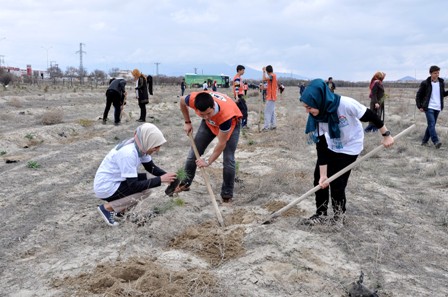 Önce fidan diktiler sonra kitap okudular