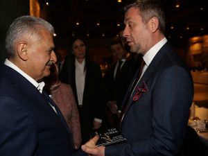 Başbakan Yıldırım, sanatçılarla bir araya geldi