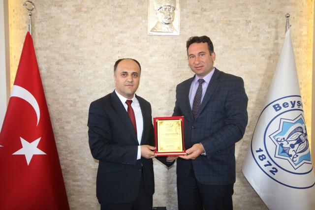 Konuk’tan Başkan Özaltun’a teşekkür plaketi