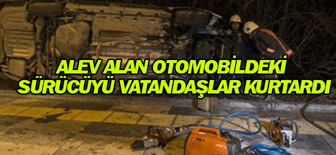 Alev Alan Otomobildeki Sürücüyü Vatandaşlar Kurtardı