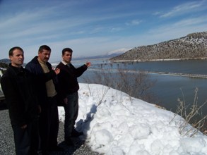 Çiftçi tarlasında balık avlıyor