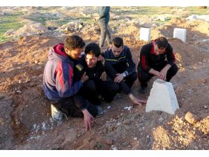 İkiz bebeklerin acısını mezar taşlarına sarılıp dindiriyor