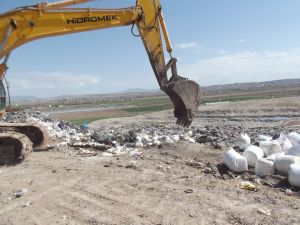 Aksaray'da bozuk peynirler imha edildi