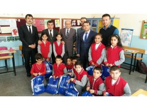 Derebucak'ta öğrencilere giyim yardımı