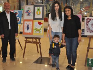 İşitme engelli öğrencilerden resim sergisi