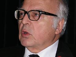 "AKP, Göbeğini Kaşıyan Adam"